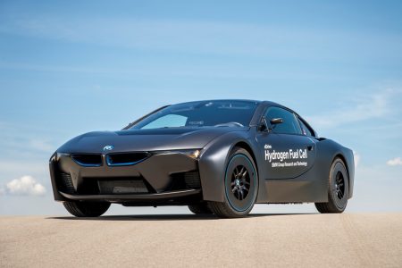 BMW i8 Hydrogen Fuel Cell Concept: El i8 se alimenta con hidrógeno y recibe un traje de Mad Max