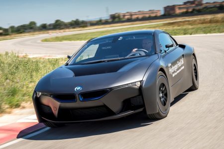 BMW i8 Hydrogen Fuel Cell Concept: El i8 se alimenta con hidrógeno y recibe un traje de Mad Max