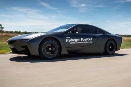 BMW i8 Hydrogen Fuel Cell Concept: El i8 se alimenta con hidrógeno y recibe un traje de Mad Max