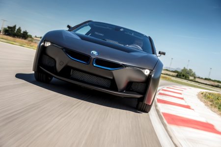 BMW i8 Hydrogen Fuel Cell Concept: El i8 se alimenta con hidrógeno y recibe un traje de Mad Max