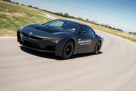 BMW i8 Hydrogen Fuel Cell Concept: El i8 se alimenta con hidrógeno y recibe un traje de Mad Max