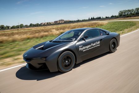 BMW i8 Hydrogen Fuel Cell Concept: El i8 se alimenta con hidrógeno y recibe un traje de Mad Max