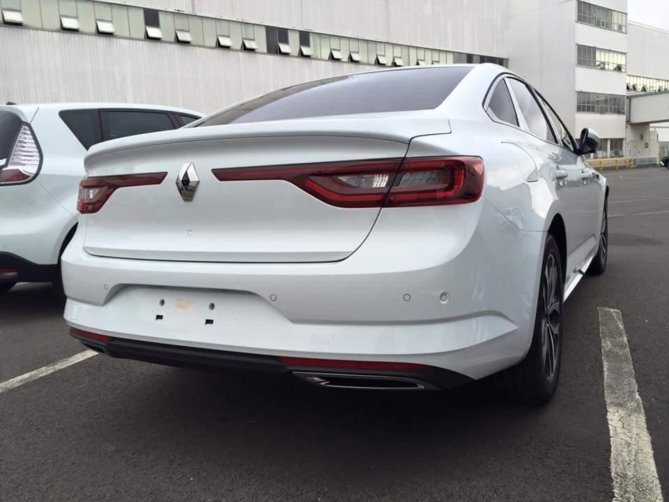 Primeras fotos "reales" del Renault Talismán, así es el nuevo sedán francés en la calle