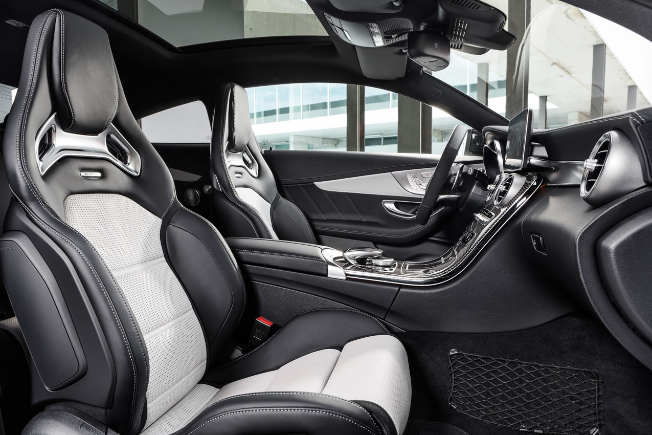 Mercedes-AMG C 63 S Coupé (C 205) 2015; Interieur: Leder kristallgrau/schwarz, AMG Performance Sitze für Fahrer und Beifahrer mit stärker konturierter Sitzform für gesteigerten Seitenhalt, integrierten Kopfstützen und AMG Plakette in den Sitzlehnen, AMG Zierteile Carbon/Aluminium mit Längsschliff hell interior: leather crystal grey/black, AMG Performance seats More pronounced contouring of front seats for enhanced lateral support, integral head restraints and AMG badge in seat backrests, AMG carbon-fibre/light longitudinal-grain aluminum trim