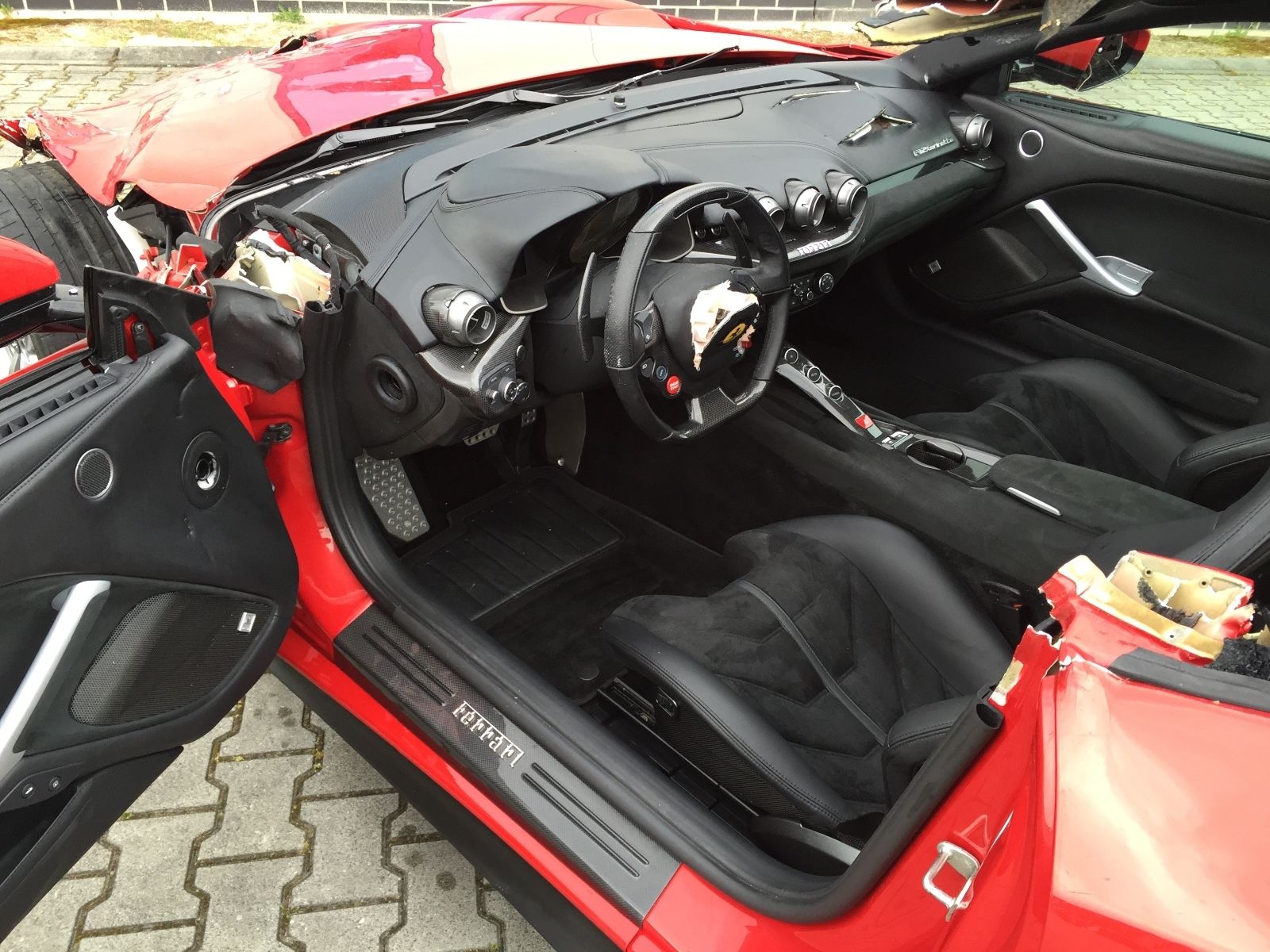 ¿Pagarías 77.000 euros por un Ferrari F12 destrozado?