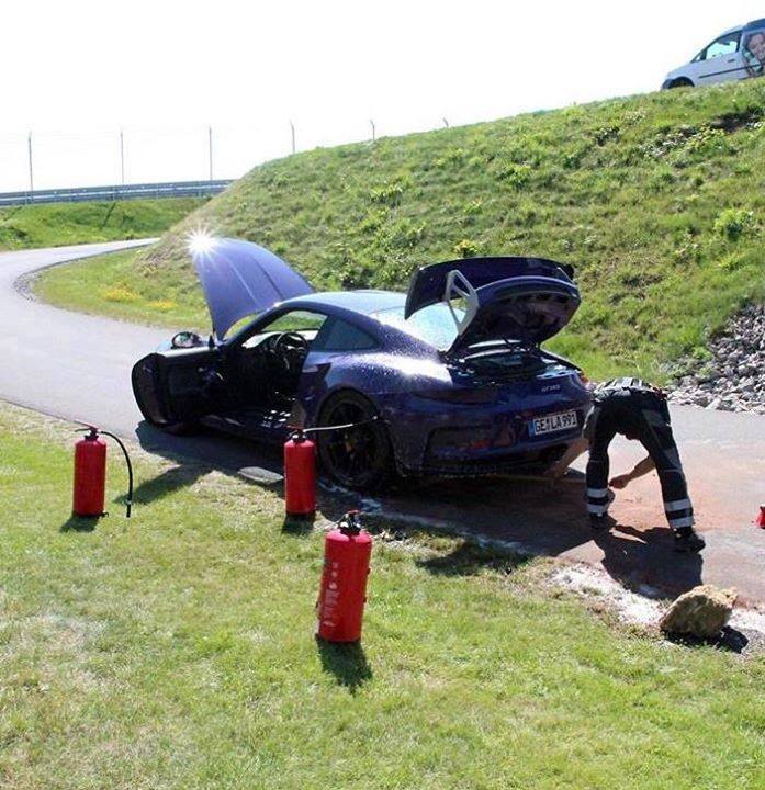 Un Porsche 911 GT3 RS 2015 es pasto de las llamas en el circuito