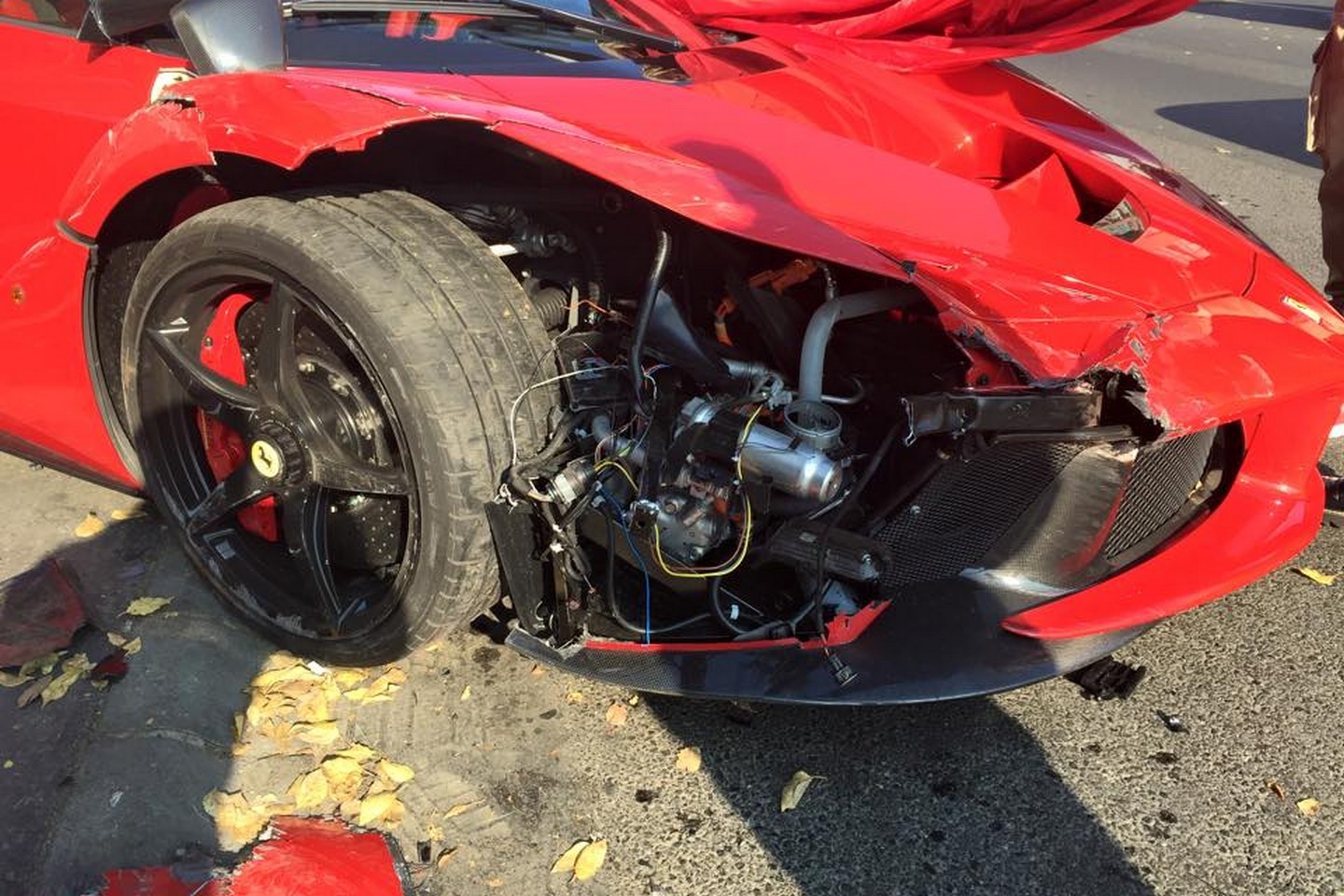 Un Ferrari LaFerrari se estrella en Budapest contra tres coches aparcados