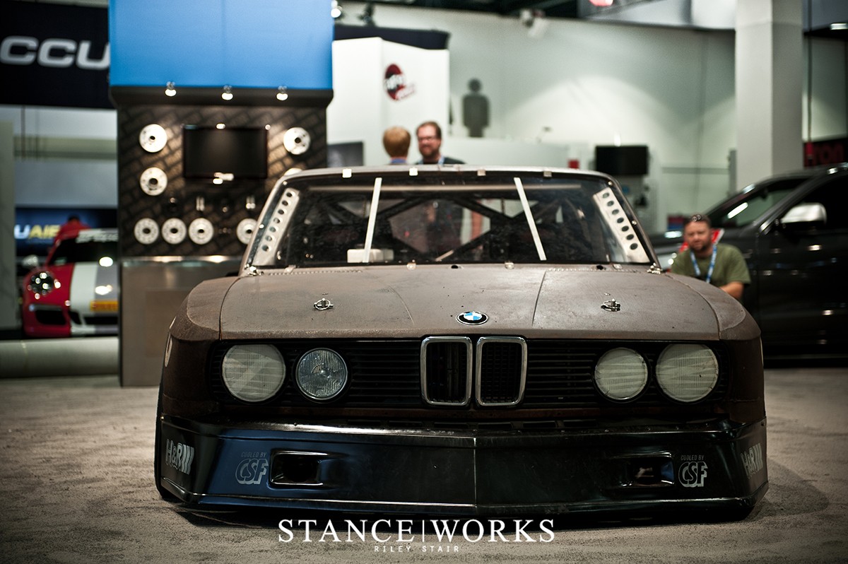 Este BMW Serie 5 E28 Rat Style que se expone en el SEMA te quitará el hipo