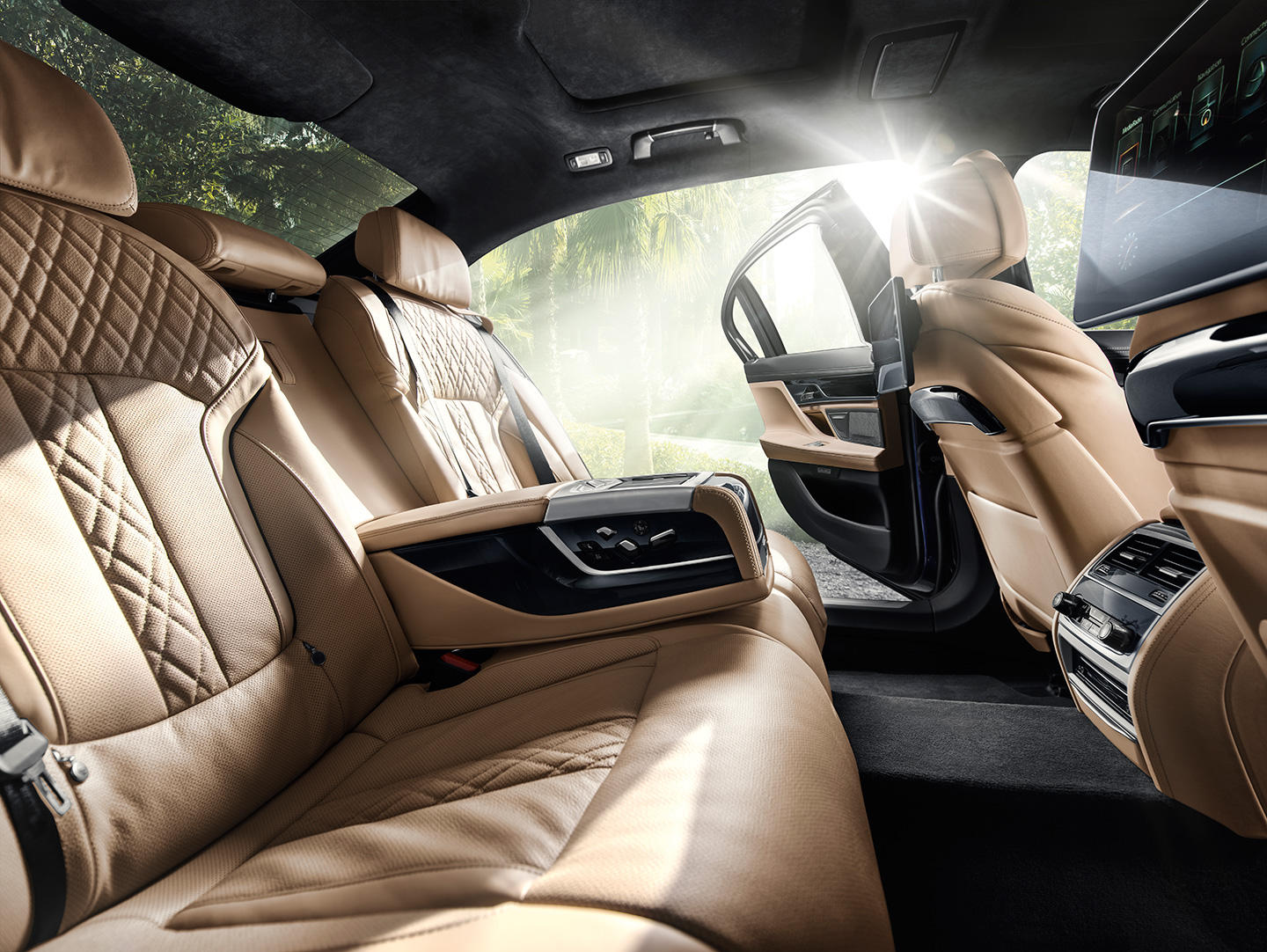BMW Alpina B7 xDrive: Con 600 CV no es el M7, pero... se le parece 3