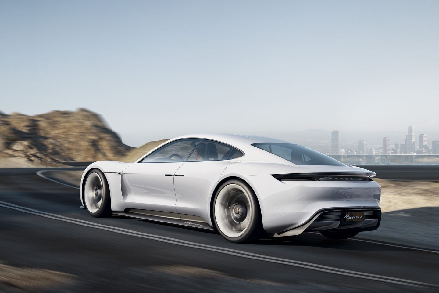 El Porsche Mission E de producción será muy similar al prototipo y realizará 400 kilómetros con una carga de 15 minutos 1