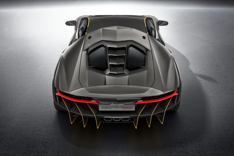 Lamborghini Centenario, fibra de carbono y 770 caballos para celebrar la historia del toro italiano 4