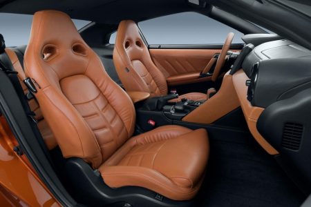 Nissan GT-R 2017: Mejora constante, con un morro más afilado y un interior renovado