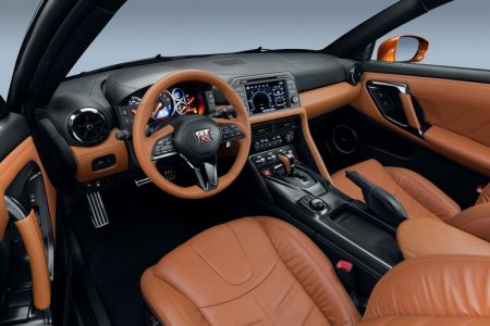Nissan GT-R 2017: Mejora constante, con un morro más afilado y un interior renovado