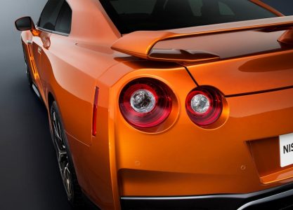 Nissan GT-R 2017: Mejora constante, con un morro más afilado y un interior renovado