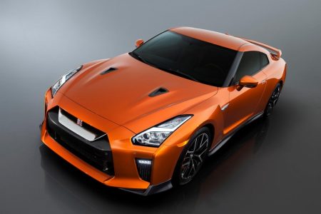 Nissan GT-R 2017: Mejora constante, con un morro más afilado y un interior renovado