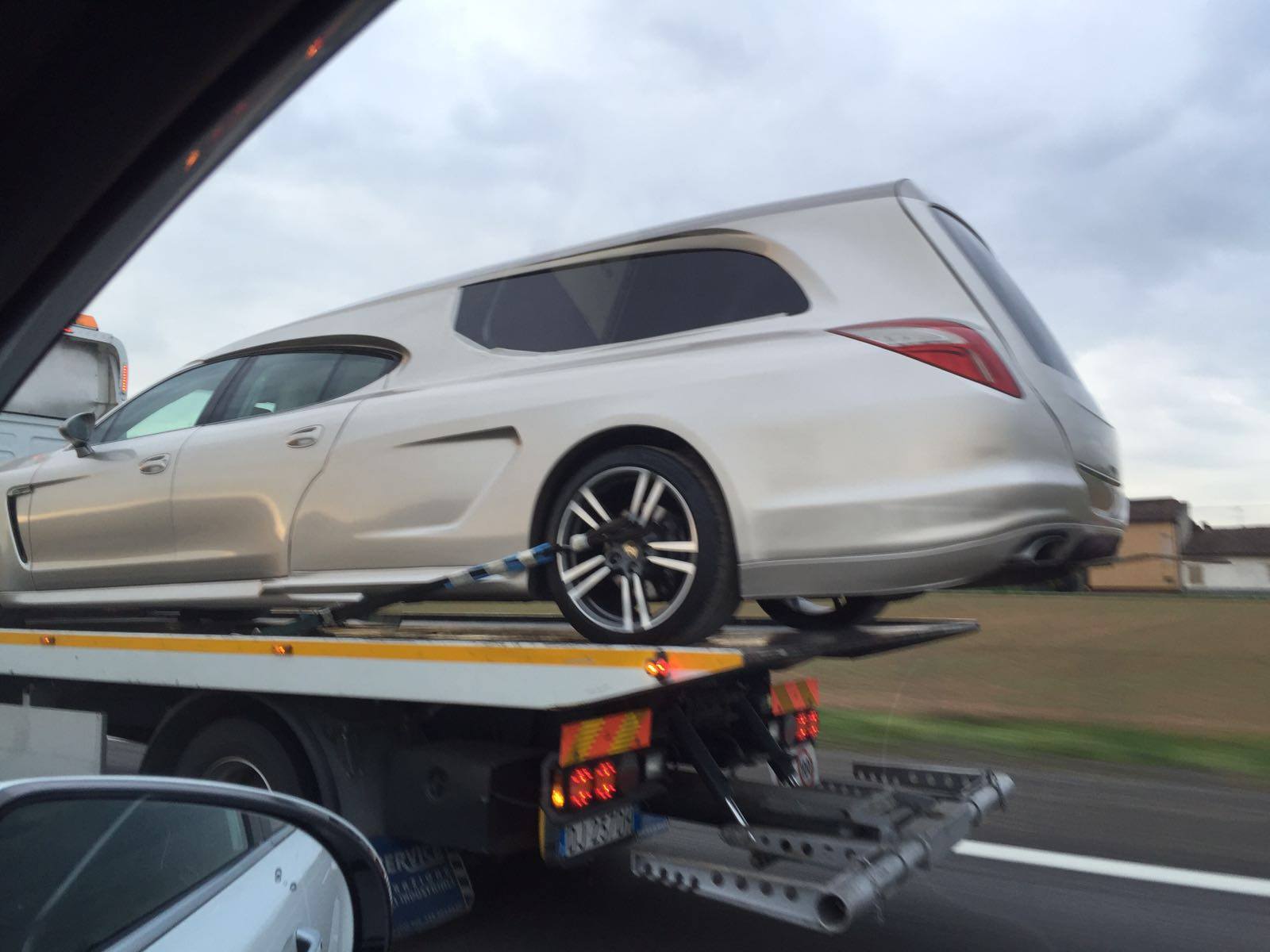 ¿Un Porsche Panamera transformado a coche fúnebre? Es real y aquí lo tienes... 1