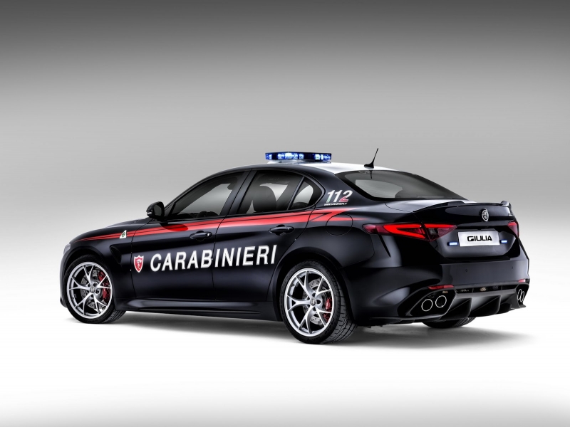 Alfa-Romeo-Giulia-QV0Police-2