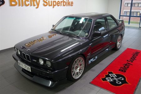 Este BMW M3 E30 con el V10 S85 del M5 puede ser tuyo... por 46.500 euros