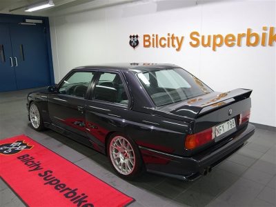 Este BMW M3 E30 con el V10 S85 del M5 puede ser tuyo... por 46.500 euros