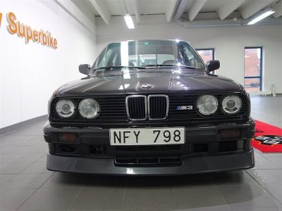 Este BMW M3 E30 con el V10 S85 del M5 puede ser tuyo... por 46.500 euros