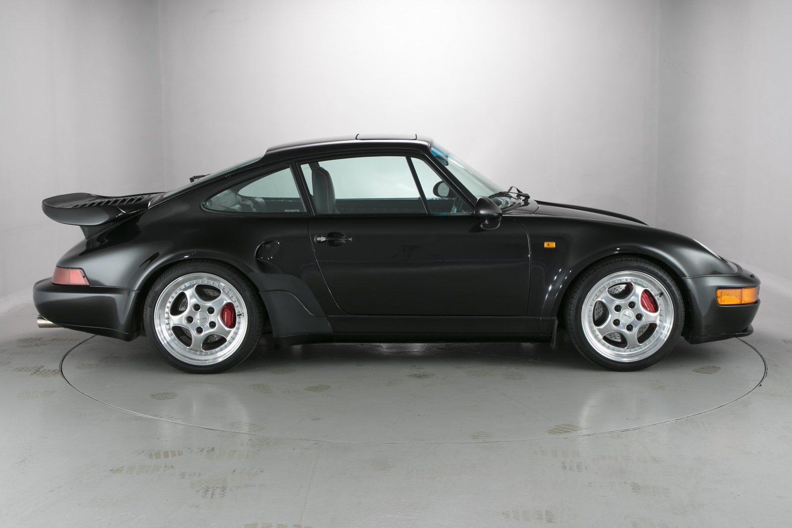 ¿Quieres hacerte con uno de los 76 Porsche 911 (964) Flachbau? Saca la billetera...