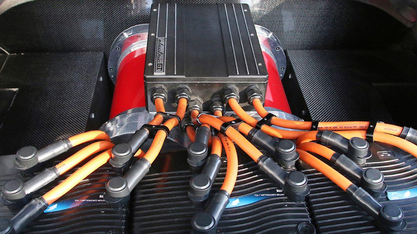 Un Ferrari 308 GTS que fue pasto de las llamas y vuelve en forma de eléctrico 1