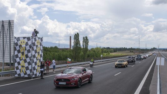 1.527 Ford en fila: así se logró batir un Récord Guiness en Bulgaría