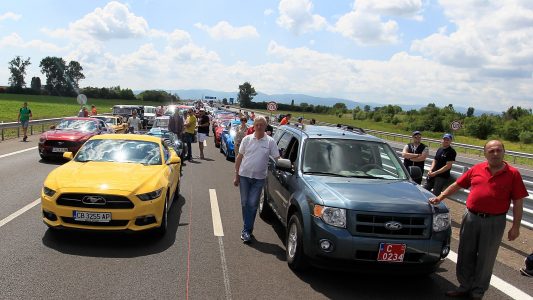 1.527 Ford en fila: así se logró batir un Récord Guiness en Bulgaría