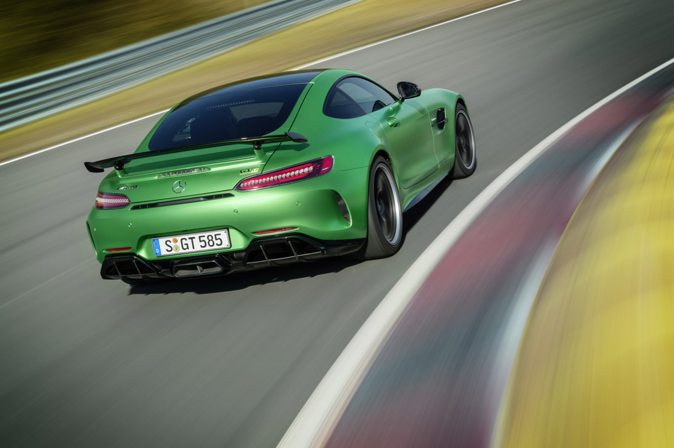 Mercedes-AMG GT R: 90 kilos menos que el AMG GT S y 577 CV de potencia 5