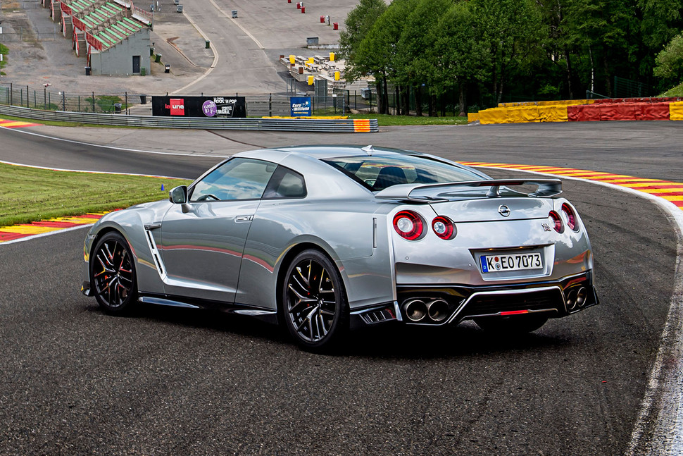 Nissan GT-R 2017: Godzilla parte de los 108.050 euros en España 3
