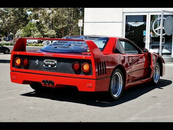 Esta réplica de Ferrari F40 vale 31.500 euros... ¿te gastarías ese dinero en ella?