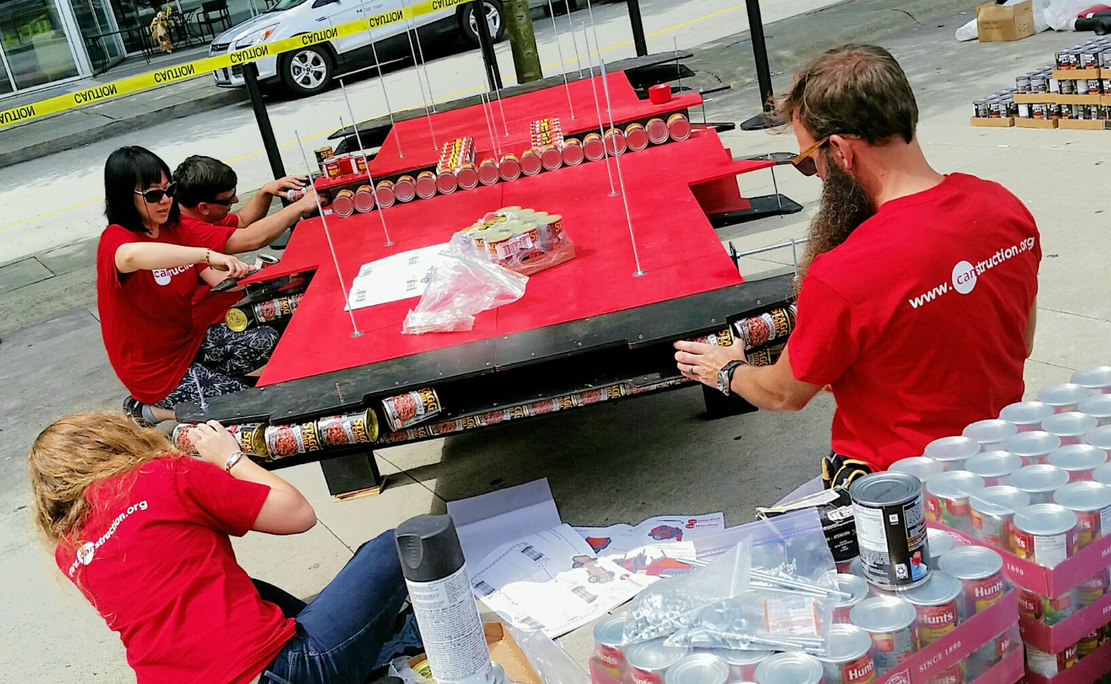 Este Jeep Wrangler está hecho de latas de comida no perecedera: ¡5.000 nada menos! 2