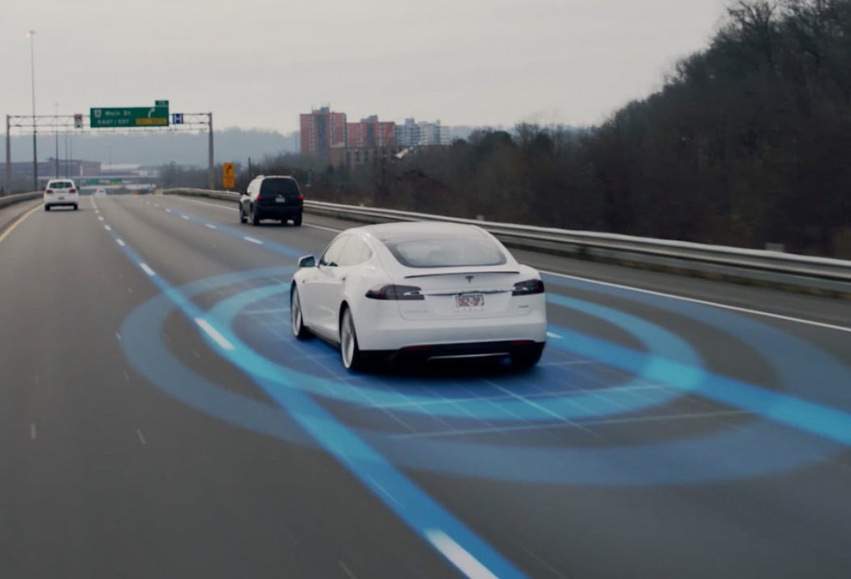 Fallece un conductor con el modo Autopilot activado en su Tesla Model S: La polémica está servida