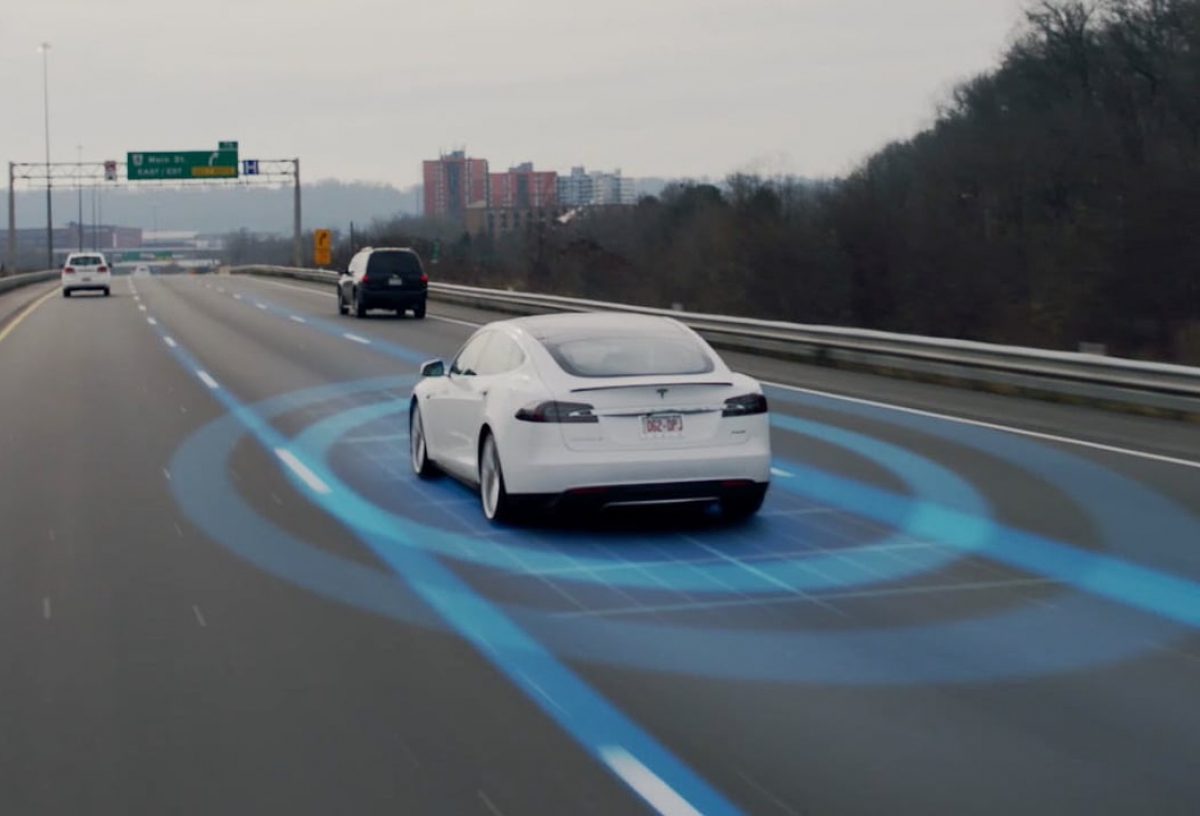 Fallece un conductor con el modo Autopilot activado en su Tesla Model S: La polémica está servida 1