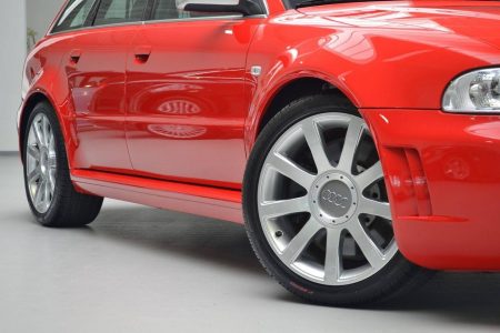Hacerte con un Audi RS4 Avant de 2001 prácticamente nuevo es posible... por 99.500 euros