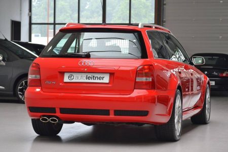 Hacerte con un Audi RS4 Avant de 2001 prácticamente nuevo es posible... por 99.500 euros