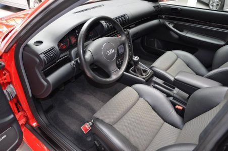 Hacerte con un Audi RS4 Avant de 2001 prácticamente nuevo es posible... por 99.500 euros