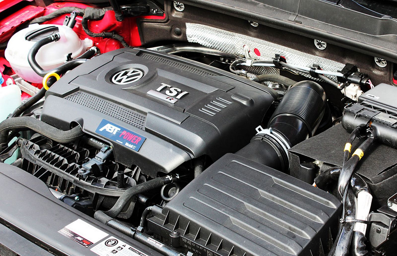 ABT le mete un chute al Volkswagen Golf GTI Clubsport: ¿Podrá digerir correctamente los 340 CV? 1