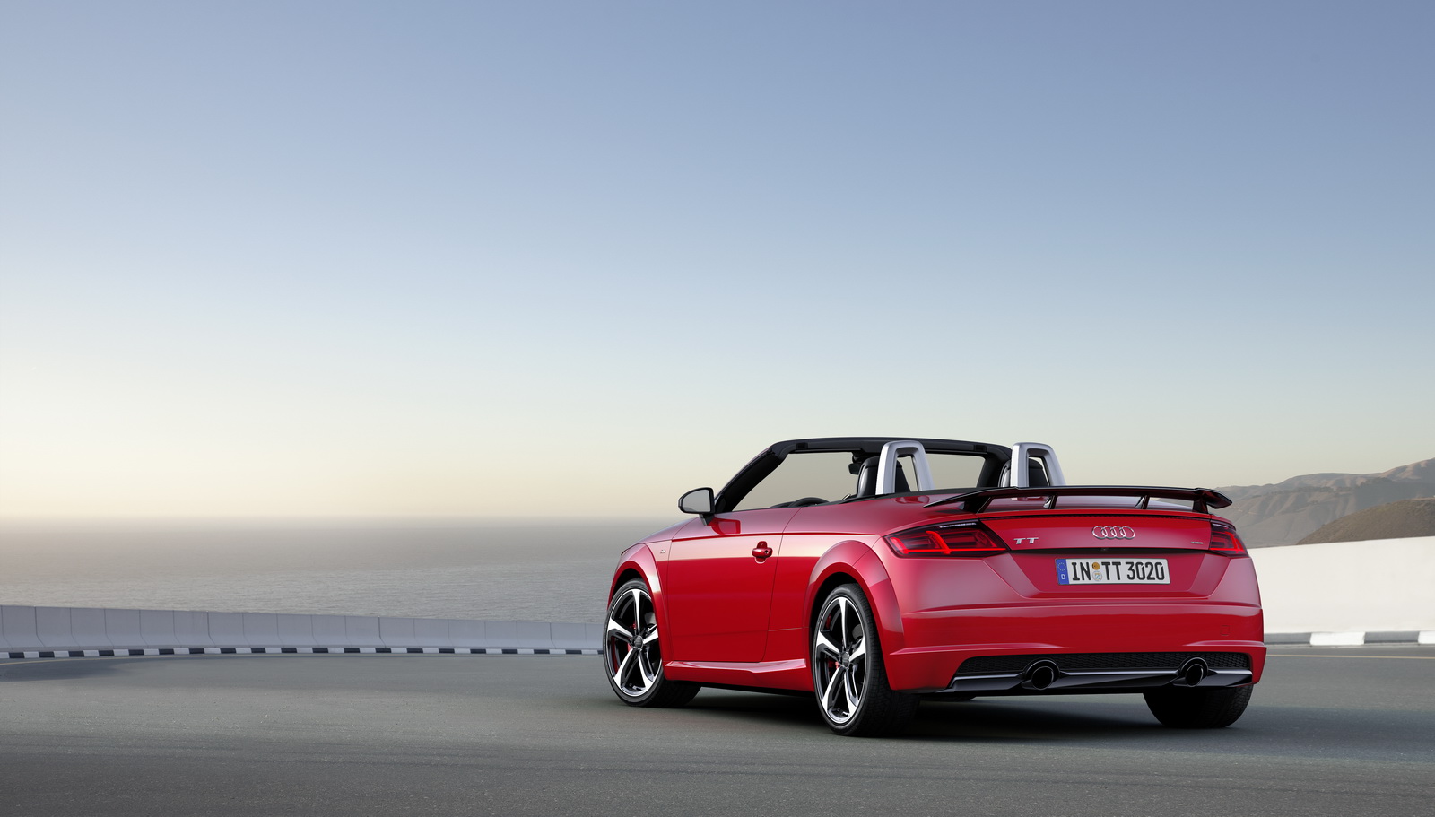 Static photo, Colour: Tango Red