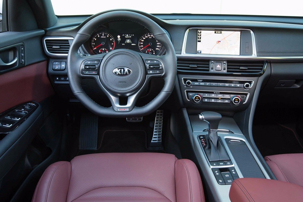 ¿Cómo es el KIA Optima GT con 245 CV de potencia? Te lo mostramos 4