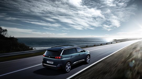 El nuevo Peugeot 5008 se transforma en un SUV siguiendo la estela de sus rivales
