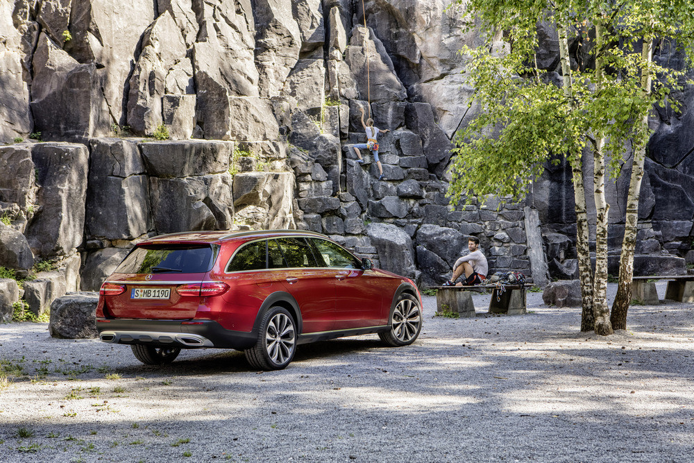 Mercedes-Benz E-Klasse All Terrain; Outdoor; 2016; Exterieur: designo hyazinthrot metallic // Mercedes-Benz E-Class All Terrain; outdoor; 2016; exterior: designo hyacinth red metallic