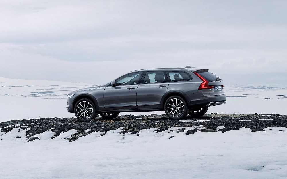 New Volvo V90 Cross Country Driving