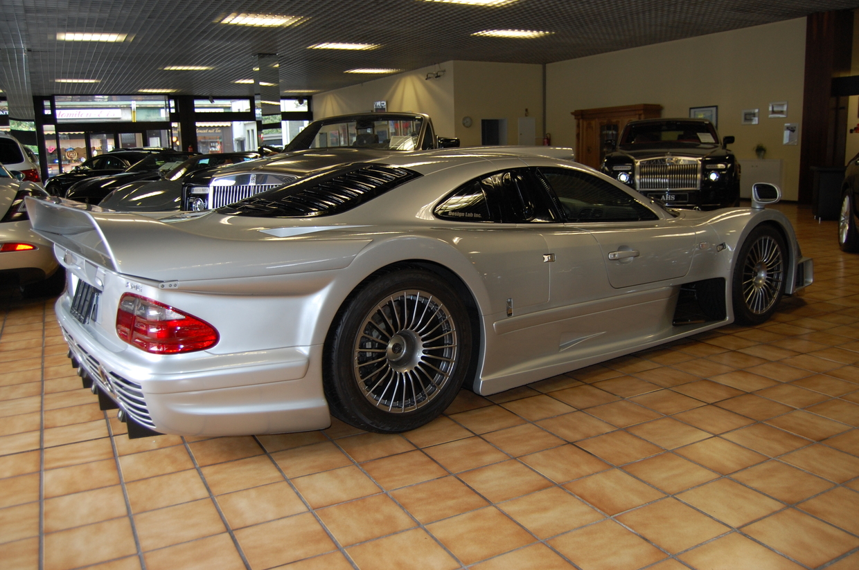 Hacerse con uno de los 26 ejemplares del Mercedes CLK GTR tiene precio: 2,45 millones de euros