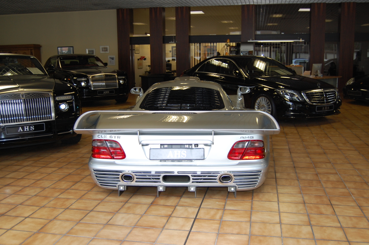 Hacerse con uno de los 26 ejemplares del Mercedes CLK GTR tiene precio: 2,45 millones de euros