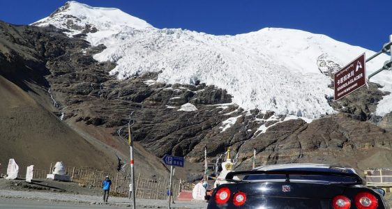 ¿Te atreverías a ir al campo base del Everest con tu Nissan GT-R?