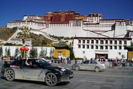 ¿Te atreverías a ir al campo base del Everest con tu Nissan GT-R?