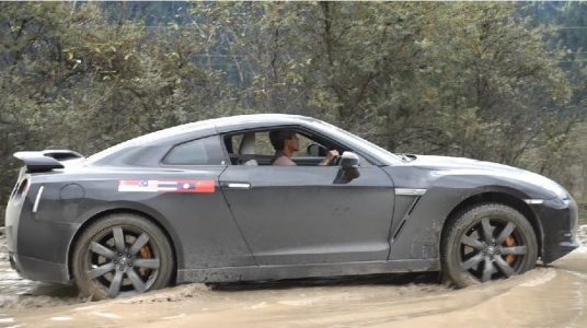 ¿Te atreverías a ir al campo base del Everest con tu Nissan GT-R?