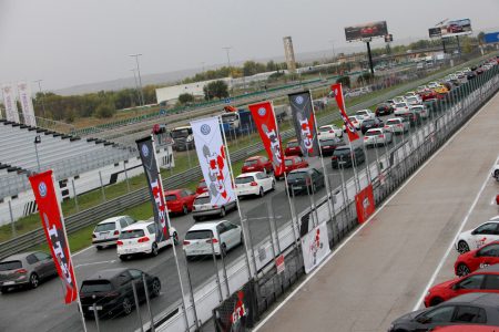 Así ha sido el 40º anivesario del Golf GTI en el Jarama: 1.500 unidades y 6.500 aficionados