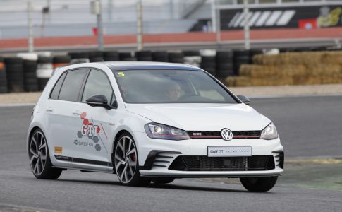 Así ha sido el 40º anivesario del Golf GTI en el Jarama: 1.500 unidades y 6.500 aficionados